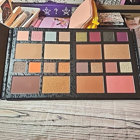 BNIB DC X Revolution Large Palette - Picture 6 of 8